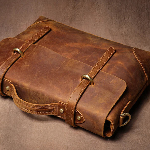 Détail de la couture artisanale sur la sacoche vintage en cuir marron clair