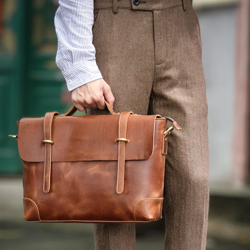 Homme tenant la sacoche en cuir marron clair, style old money