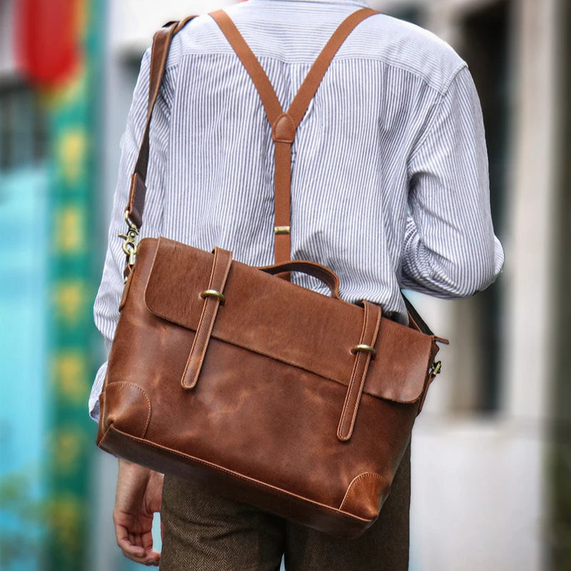 Sacoche en cuir marron portée par un homme en tenue élégante, style intemporel et old money
