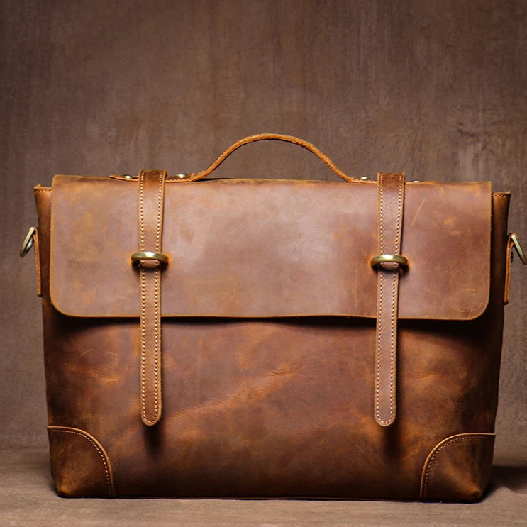 Sacoche en cuir marron clair vintage, vue de face avec finitions artisanales