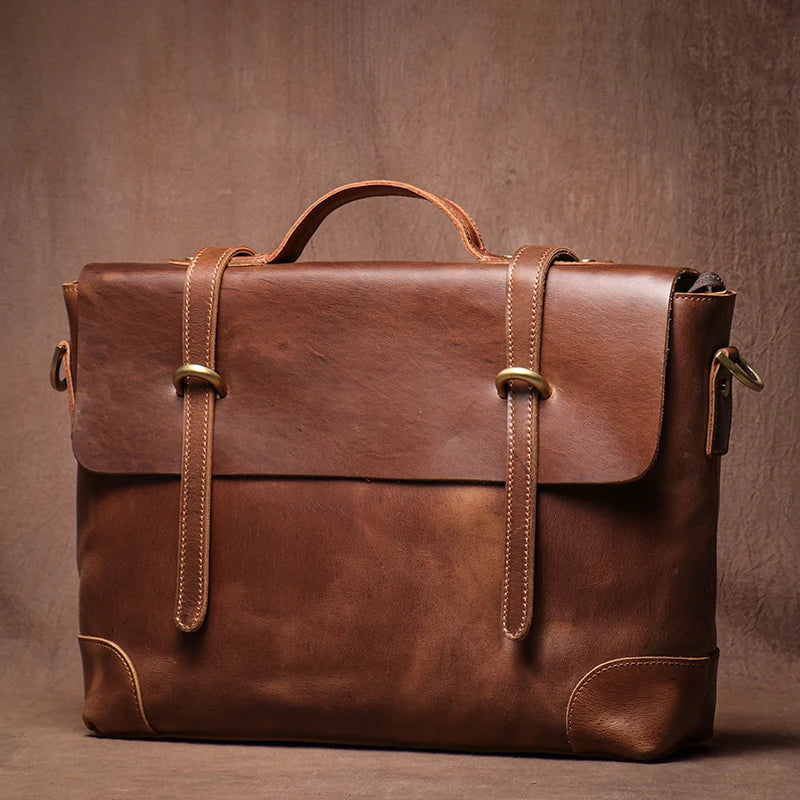 Sac en cuir de vache marron avec coutures fines et soignées, zoom sur la texture