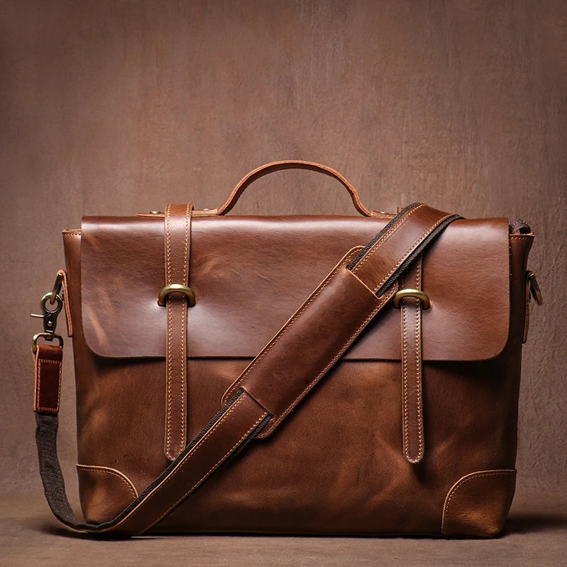 Zoom sur la bandoulière en cuir marron ajustable du sac en cuir de luxe, avec détails métalliques raffinés
