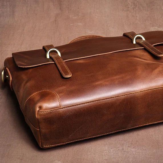 Sac en cuir de vache marron avec coutures fines et soignées, zoom sur la texture