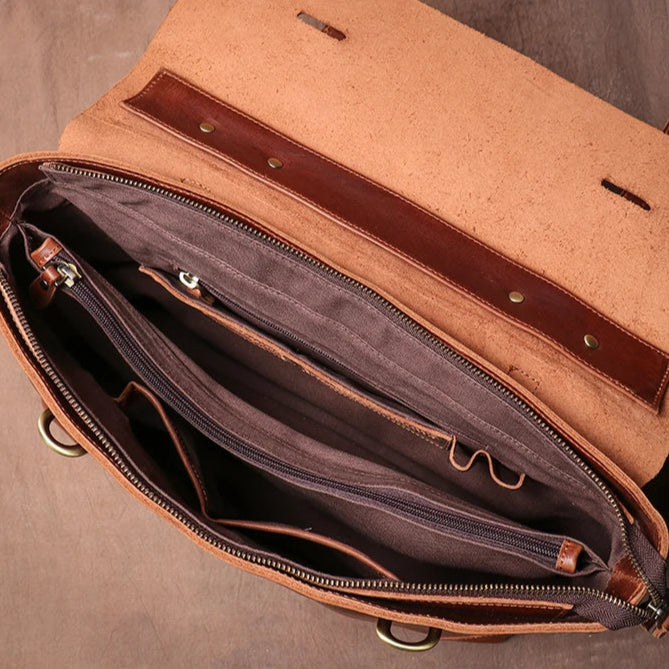 Compartiments intérieurs de la sacoche en cuir marron de luxe, conçus pour l’organisation