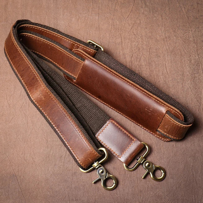 Lanières, bretelles du sac marron en cuir de luxe.