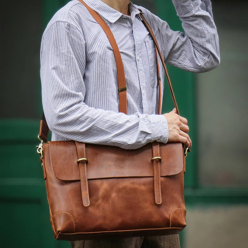 Sacoche en cuir marron clair portée par un homme élégant, style chic et old money
