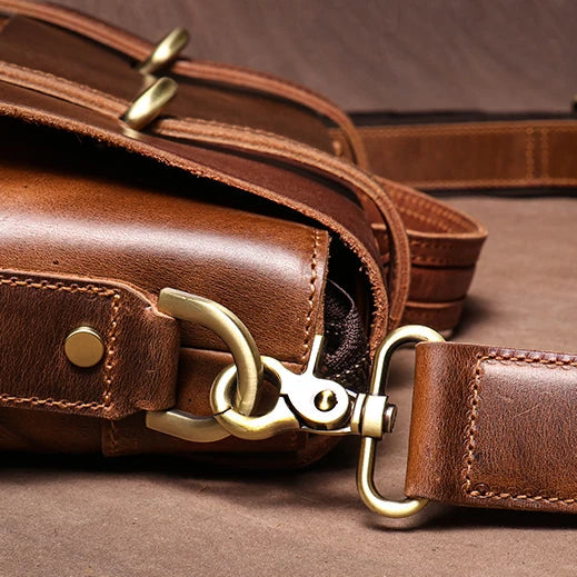 Vue de profil du sac en cuir marron de luxe, bandoulière ajustable, avec détails métalliques raffinés