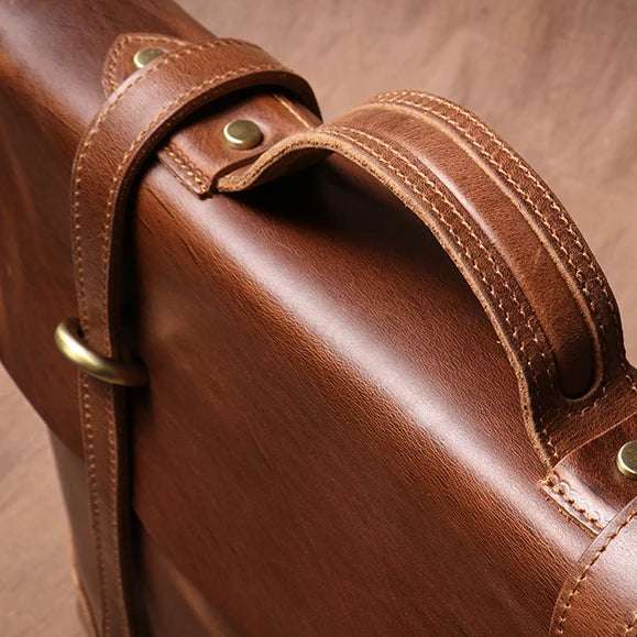 Sacoche vintage de luxe en cuir véritable marron, vue arrière avec coutures apparentes