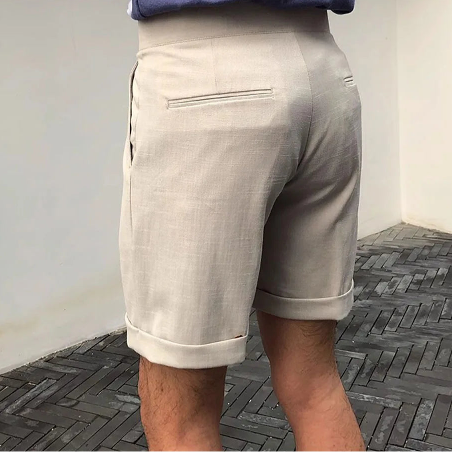 Short ARSÈNE beige pour homme, coupe italienne élégante et structurée. Un modèle habillé au charme discret, parfait pour les beaux jours.