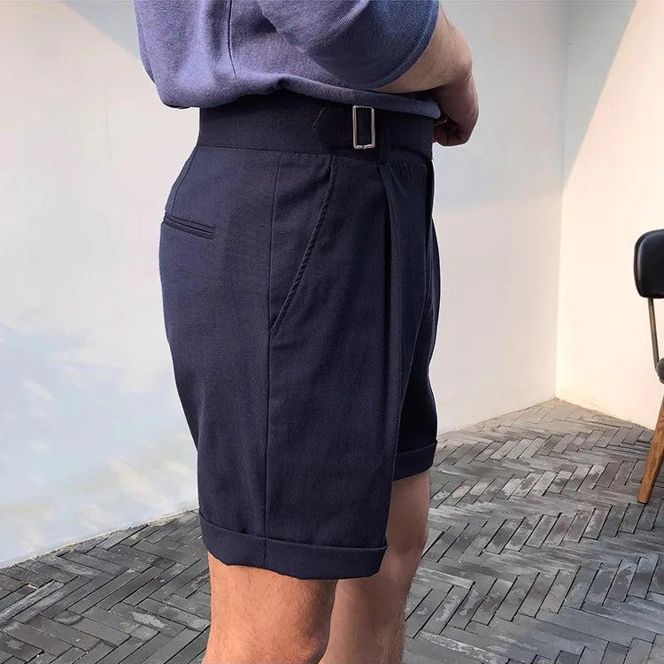 Short ARSÈNE bleu marine, coupe italienne raffinée. Un essentiel du vestiaire masculin chic, entre sobriété, modernité et inspiration méditerranéenne.