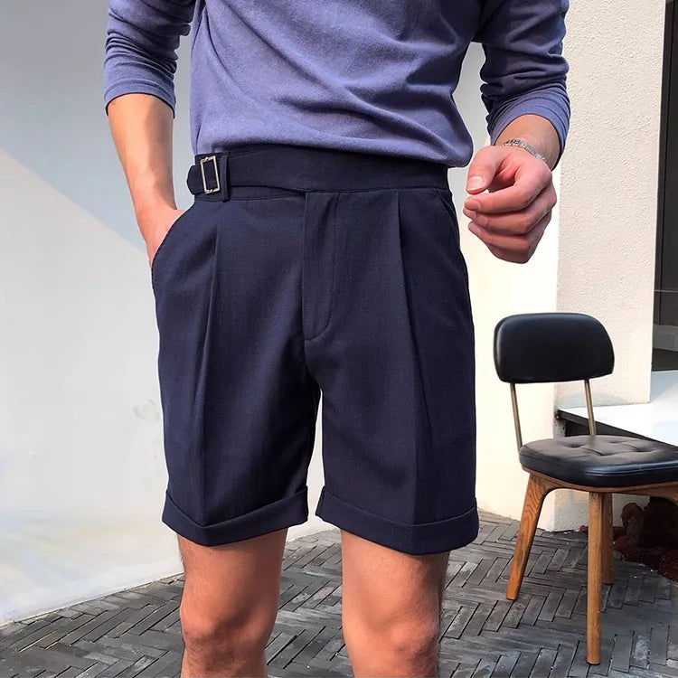 Short ARSÈNE bleu marine, coupe italienne raffinée. Un essentiel du vestiaire masculin chic, entre sobriété, modernité et inspiration méditerranéenne.