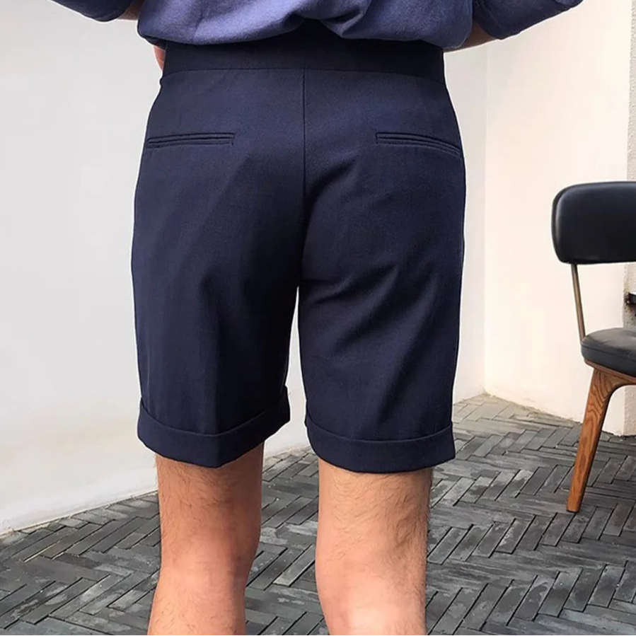 Short ARSÈNE bleu marine, coupe italienne raffinée. Un essentiel du vestiaire masculin chic, entre sobriété, modernité et inspiration méditerranéenne.