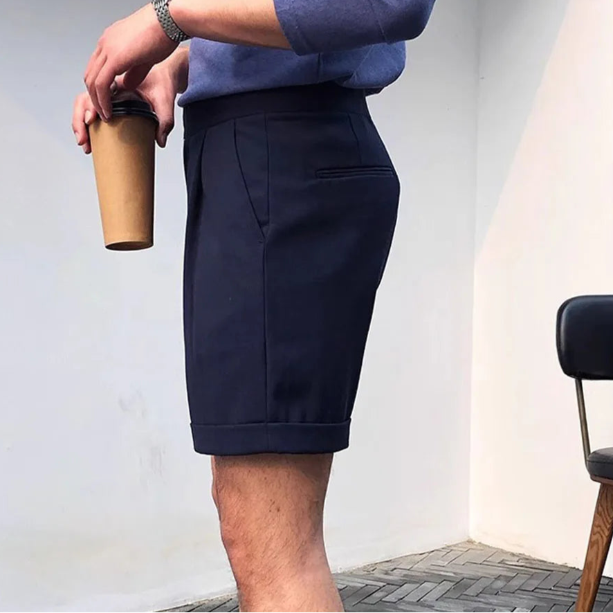 Short ARSÈNE bleu marine, coupe italienne raffinée. Un essentiel du vestiaire masculin chic, entre sobriété, modernité et inspiration méditerranéenne.