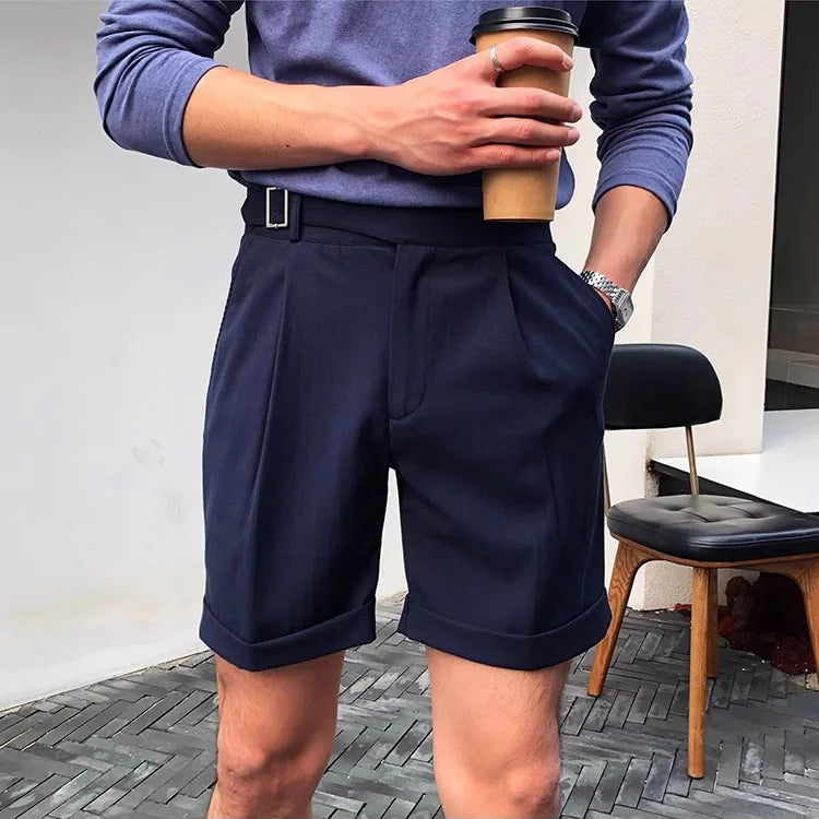 Short ARSÈNE bleu marine, coupe italienne raffinée. Un essentiel du vestiaire masculin chic, entre sobriété, modernité et inspiration méditerranéenne.