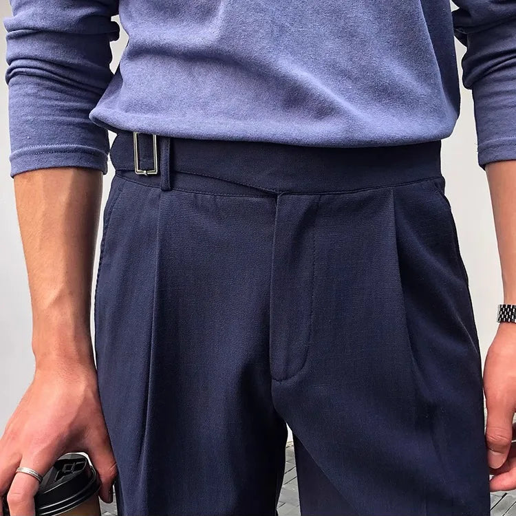 Short ARSÈNE bleu marine, coupe italienne raffinée. Un essentiel du vestiaire masculin chic, entre sobriété, modernité et inspiration méditerranéenne.