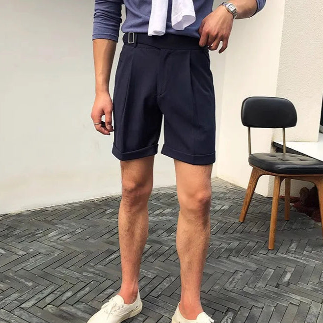 Short ARSÈNE bleu marine, coupe italienne raffinée. Un essentiel du vestiaire masculin chic, entre sobriété, modernité et inspiration méditerranéenne.