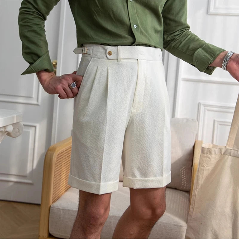 Short LUCIEN blanc, coupe droite élégante. L’incarnation de l’élégance estivale masculine : un essentiel chic, sobre et polyvalent.