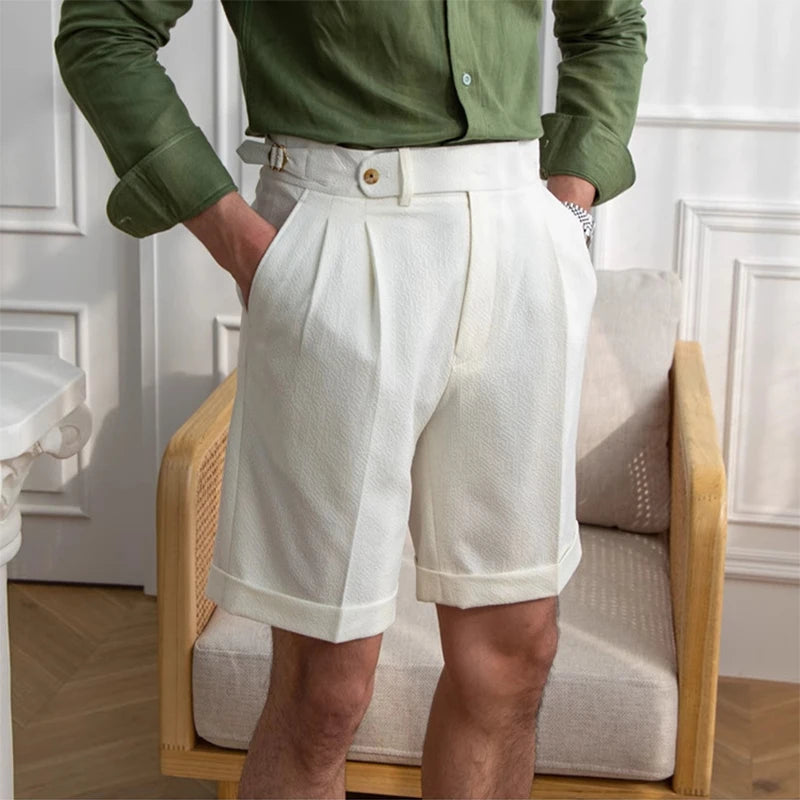 Short LUCIEN blanc, coupe droite élégante. L’incarnation de l’élégance estivale masculine : un essentiel chic, sobre et polyvalent.