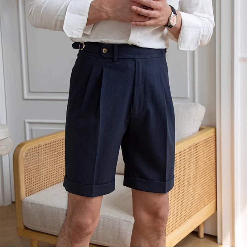 Short LUCIEN bleu marine, coupe droite raffinée. Inspiré du style rétro chic, idéal pour une allure distinguée et décontractée en été.