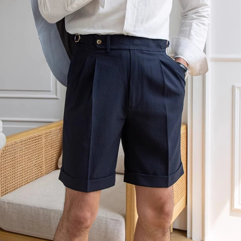 Short LUCIEN bleu marine, coupe droite raffinée. Inspiré du style rétro chic, idéal pour une allure distinguée et décontractée en été.