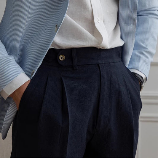 Short LUCIEN bleu marine, coupe droite raffinée. Inspiré du style rétro chic, idéal pour une allure distinguée et décontractée en été.