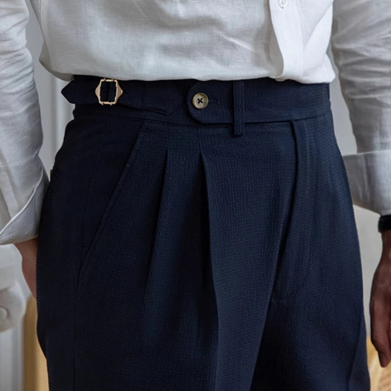 Short LUCIEN bleu marine, coupe droite raffinée. Inspiré du style rétro chic, idéal pour une allure distinguée et décontractée en été.