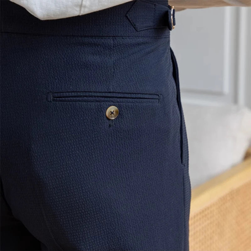 Short LUCIEN bleu marine, coupe droite raffinée. Inspiré du style rétro chic, idéal pour une allure distinguée et décontractée en été.