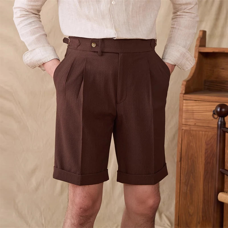 Short LUCIEN marron, coupe droite vintage, parfait équilibre entre confort et prestance. Une valeur sûre pour un look d’inspiration Old Money.