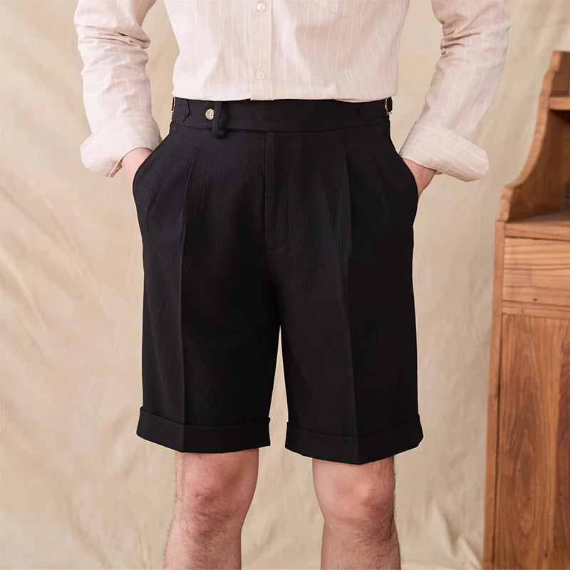 Short LUCIEN noir pour homme, coupe droite au-dessus du genou. Style Old Money vintage, élégant et confortable pour un look habillé et intemporel.