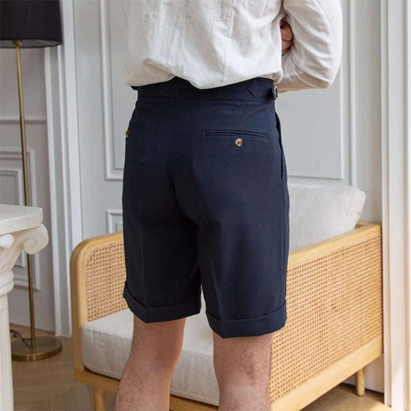 Short LUCIEN bleu marine, coupe droite raffinée. Inspiré du style rétro chic, idéal pour une allure distinguée et décontractée en été.