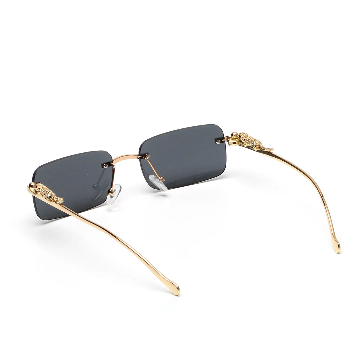 Zoom sur les luunettes SOLEMAR en métal doré, verres noirs, lunettes de soleil unisexe fashion avec protection contre les UV