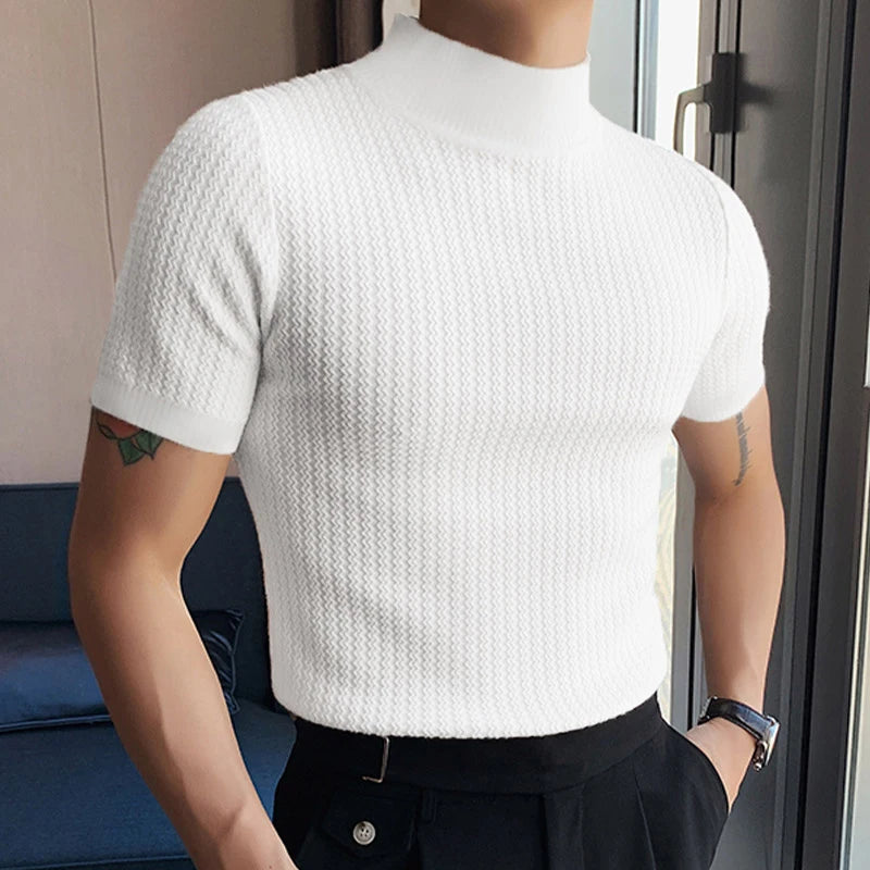 Homme portant un T-shirt pull blanc extensible, style old money