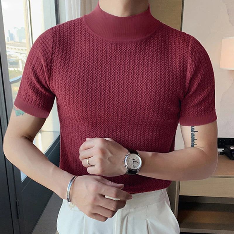 Homme portant un T-shirt pull bordeaux extensible, chic et décontracté