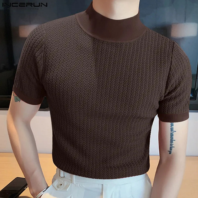 Homme portant un T-shirt pull marron slim, élégant et extensible
