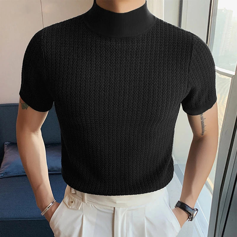 Homme portant un T-shirt pull noir en tricot extensible, coupe ajustée