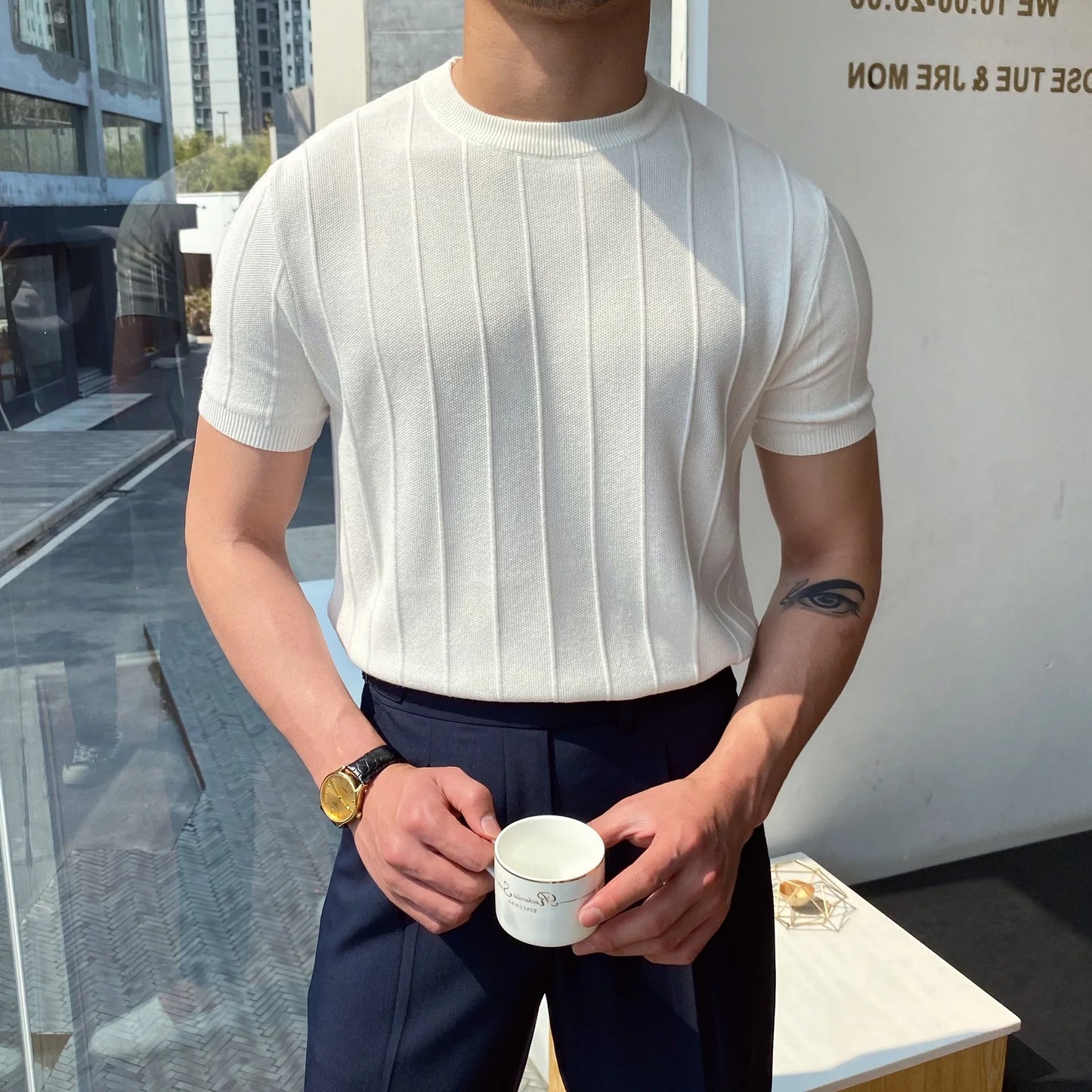 T-shirt tricoté léger blanc élégant, avec une coupe fluide et confortable, pour un style soigné et décontracté.