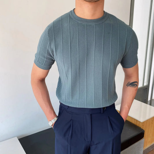 T-shirt bleu classique et raffiné, avec une coupe droite et une matière douce pour un confort optimal.