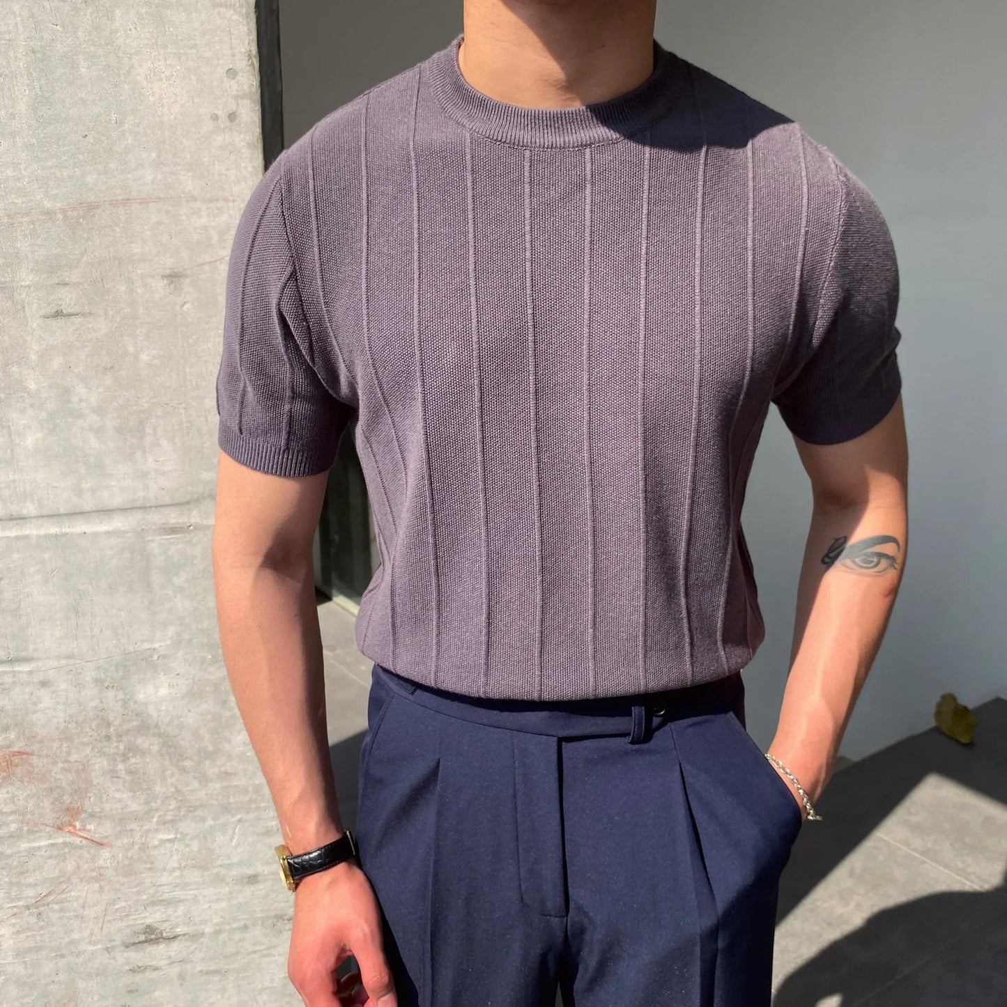 T-shirt tricoté léger gris foncé à coupe droite et col rond, pour une touche de chic discret.