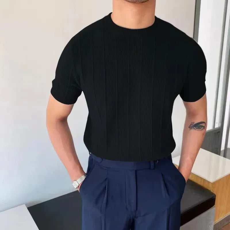 T-shirt noir chic et minimaliste, parfait pour les journées décontractées ou habillées.