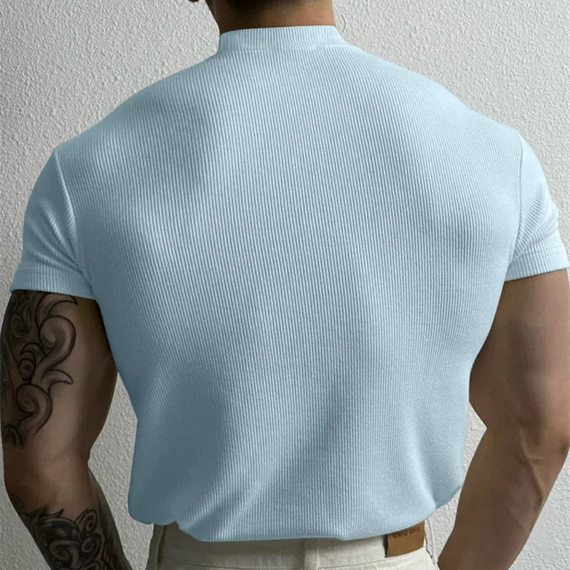 T-shirt bleu clair old money slim col montant homme vue de dos