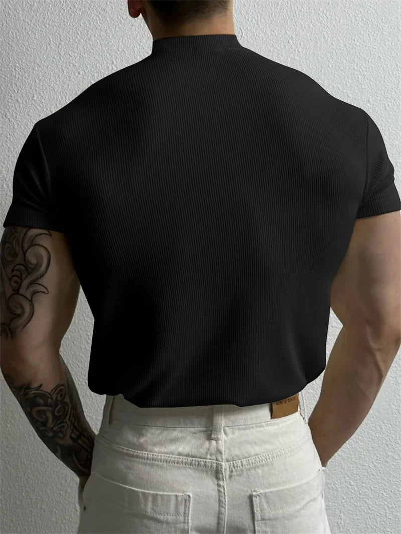 T-shirt noir style old money slim col montant homme vue de dos