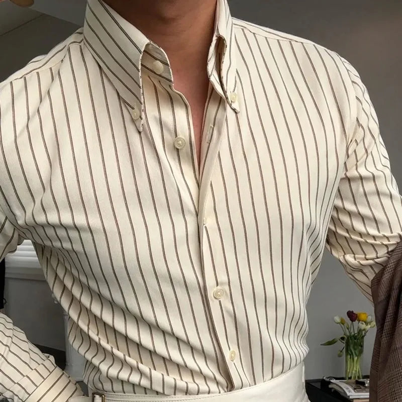 Vue de face rapprochée, mettant en avant le col rabattu structuré et le boutonnage simple de la chemise crème rayée marron. Les rayures contrastées s’étendent sur toute la chemise, avec une finition nette et une texture de polyester de haute qualité qui ajoute à l’allure élégante et raffinée du vêtement.