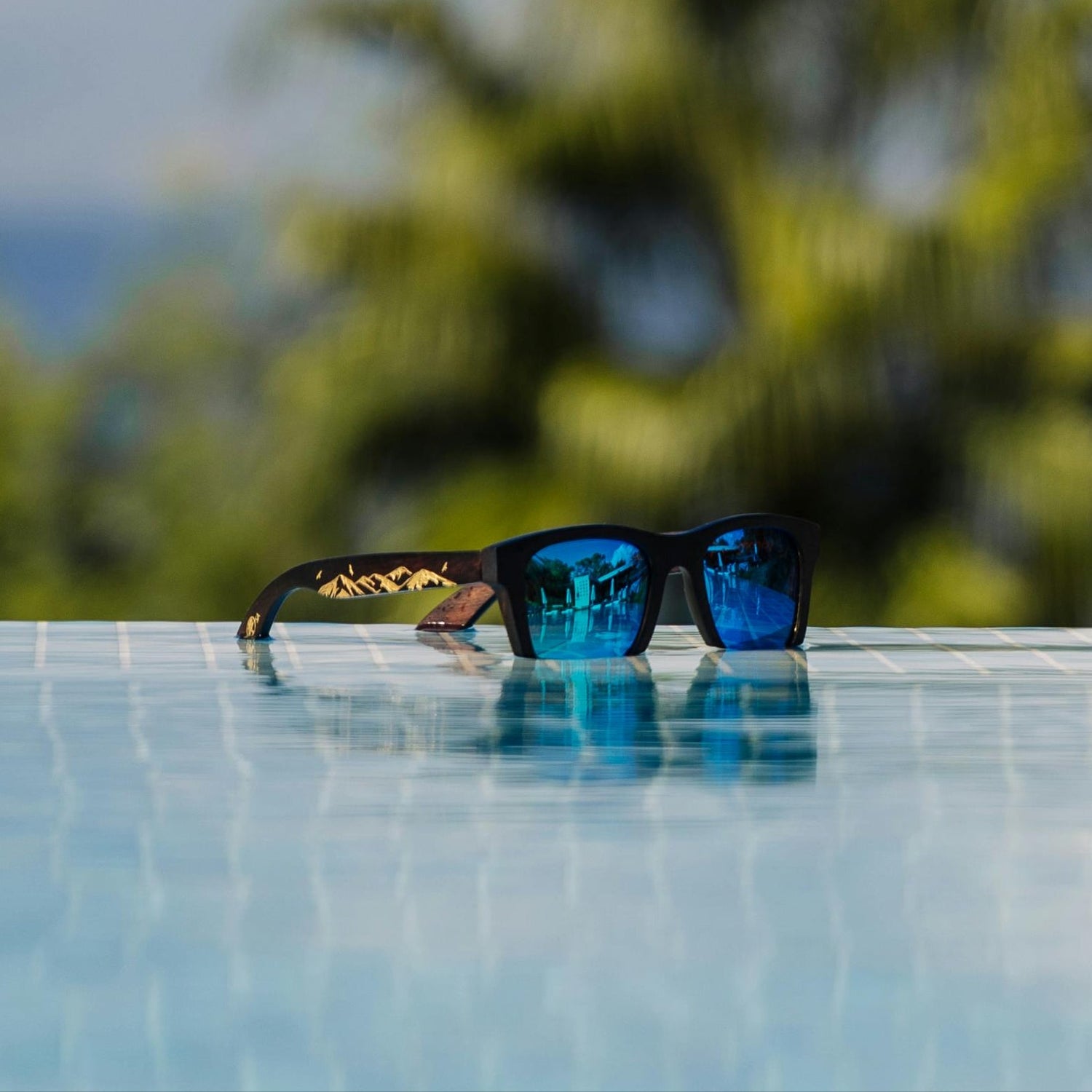 lunettes de soleil et piscine, image représentant la nouvelle collection accesoires LUXORIUM 2025