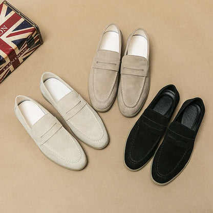 présentation des mocassins en daim de vache noir, beige et écru pour homme style old money  