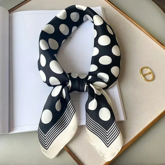 Foulard en soie carré noir et blanc avec motif rond.