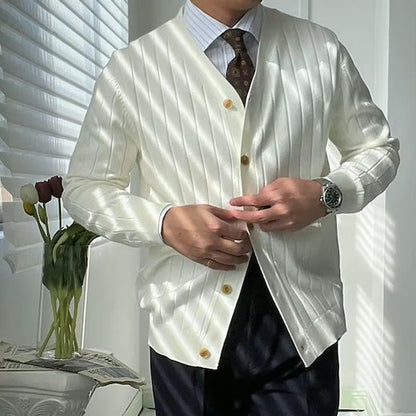 Vue du cardigan ARCHIBALD avec sa coupe élégante et ajustée, apportant une touche sophistiquée à votre garde-robe.