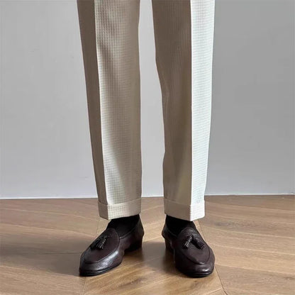 Plis marqués du pantalon Balmoral beige, coupe droite et tombé impeccable