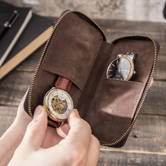 Démonstration de la boîte à montres en cuir marron rustique, avec 2 compartiments et fermeture éclair pour une protection optimale