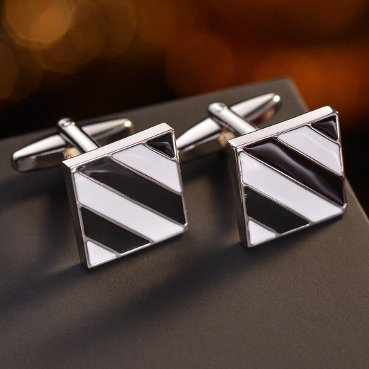 Accessoire raffiné : boutons de manchette carrés, noir, blanc, argent, finition brillante, détail chic pour un costume homme