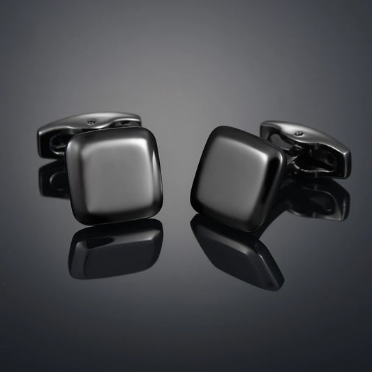 Boutons de manchette en métal noir mat, accessoire sobre et chic pour une tenue élégante